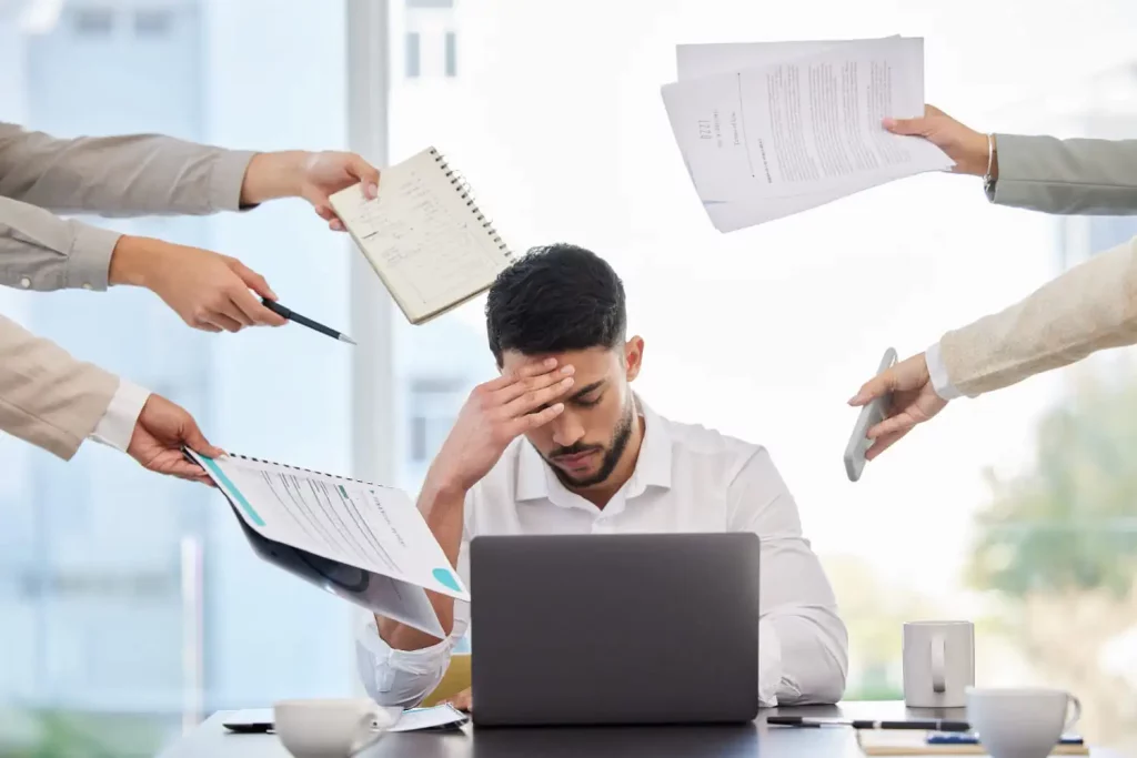 Jeune homme avec un emploi du temps alternance surchargé à l'entreprise d'accueil