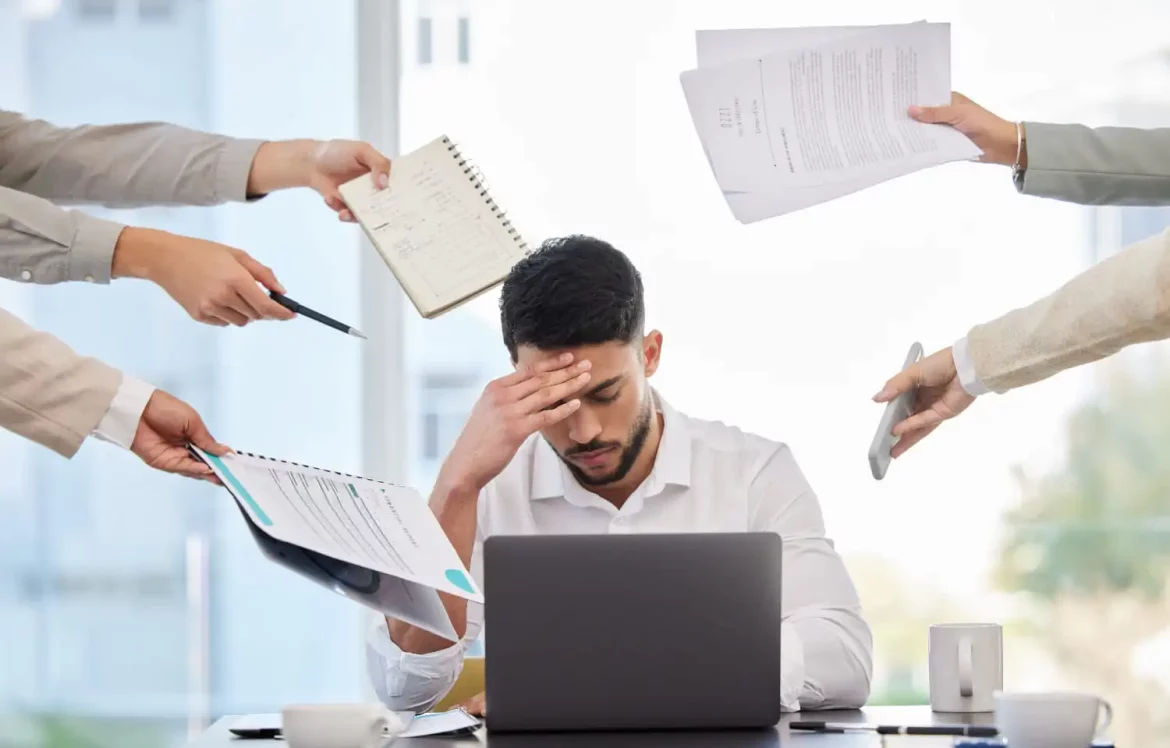 Jeune homme avec un emploi du temps alternance surchargé à l'entreprise d'accueil