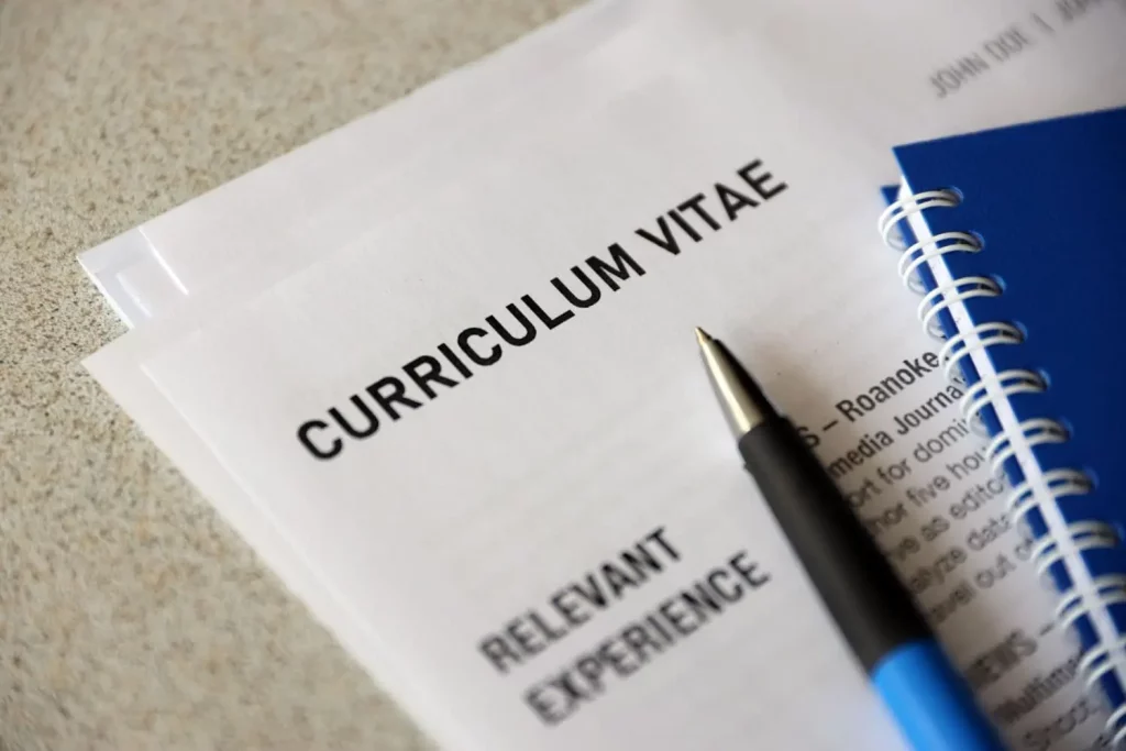 Présentation de ce qu'est un CV avec un stylo et un carnet de note