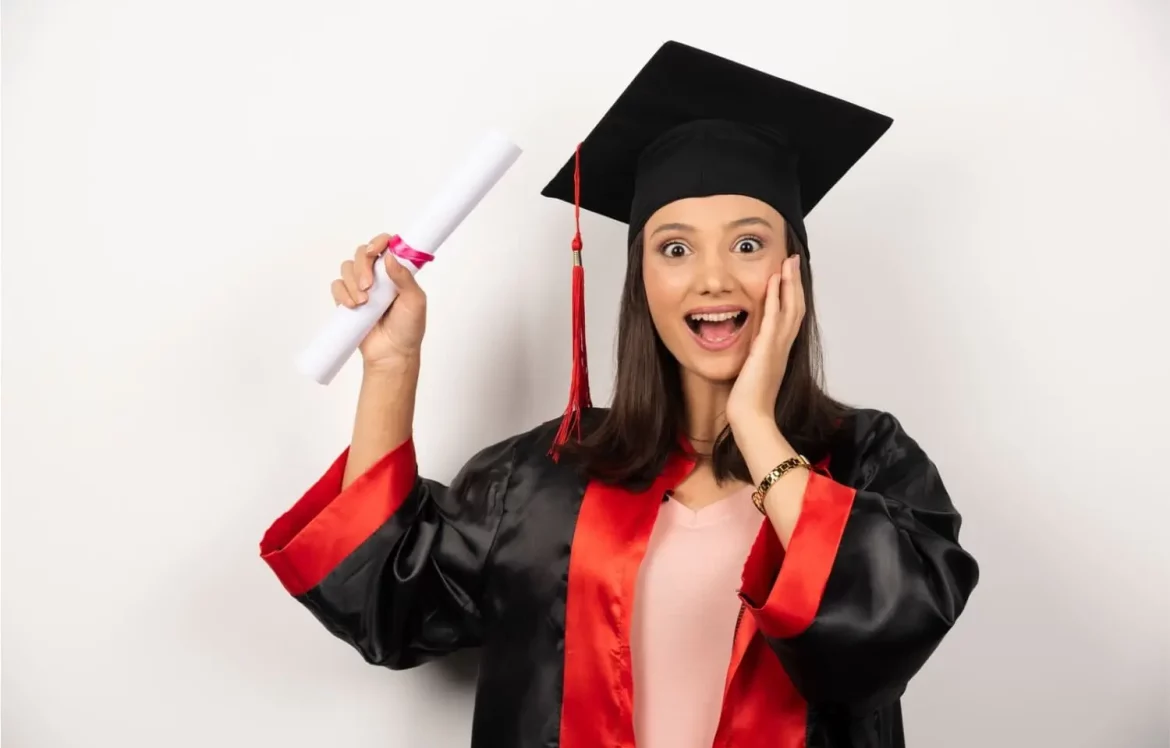 Une jeune fille diplômée et heureuse qui tient son diplôme entre les mains