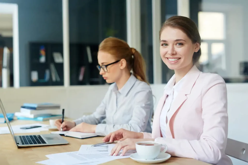 Jeunes filles au bureau dans le cadre de leur formation en alternance