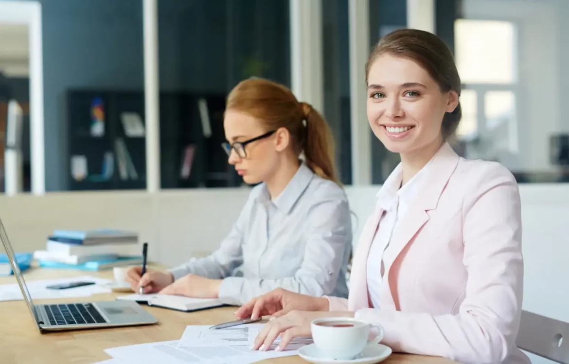 Jeunes filles au bureau dans le cadre de leur formation en alternance