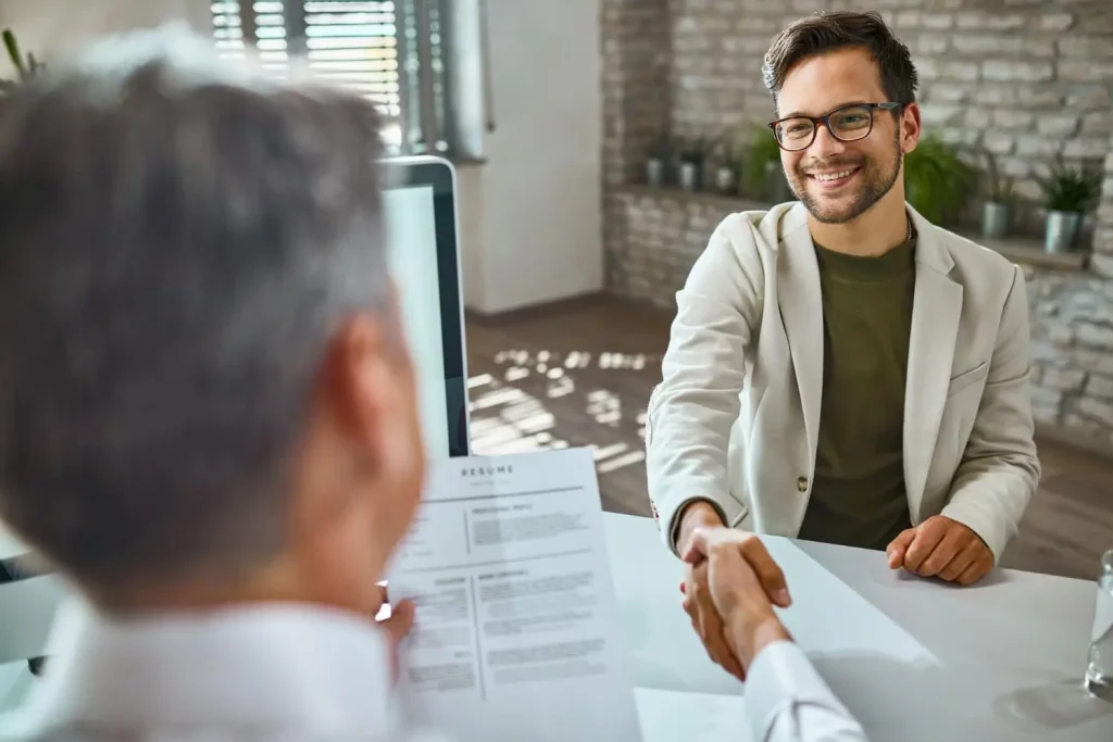 Un alternant qui obtient un contrat en alternance après son entretien d'embauche