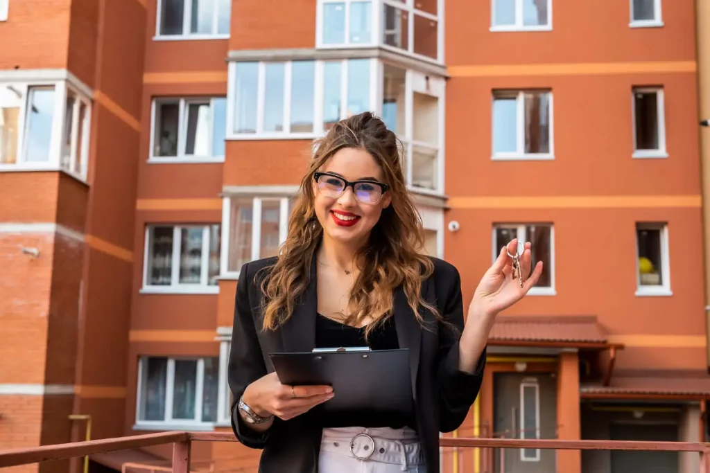 Une jeune fille avec son contrat de bail et ses clés de logement 