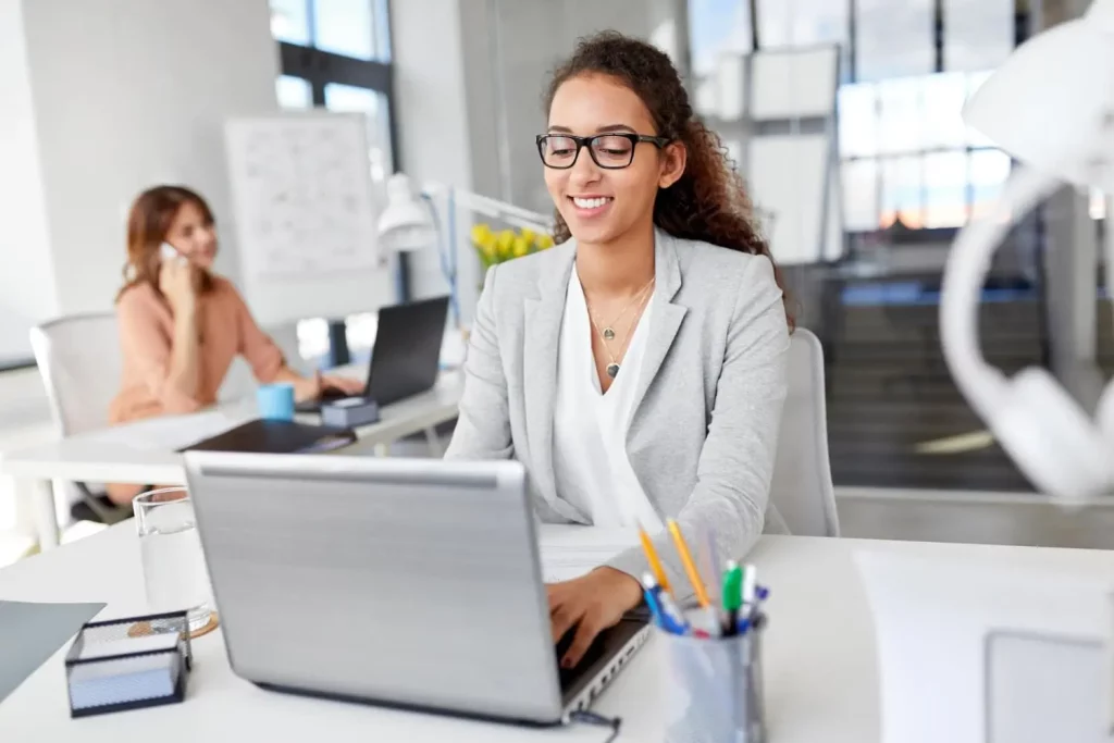 Une jeune fille qui travaille sur un ordinateur dans une entreprise