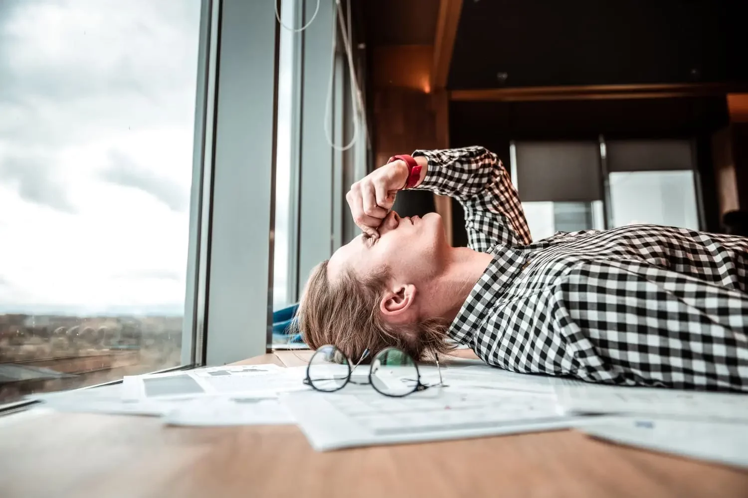 Homme allongé par terre et fatigué par le travail