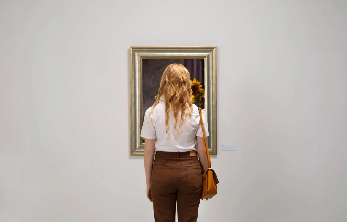 Une jeune fille qui reste immobile devant un miroir