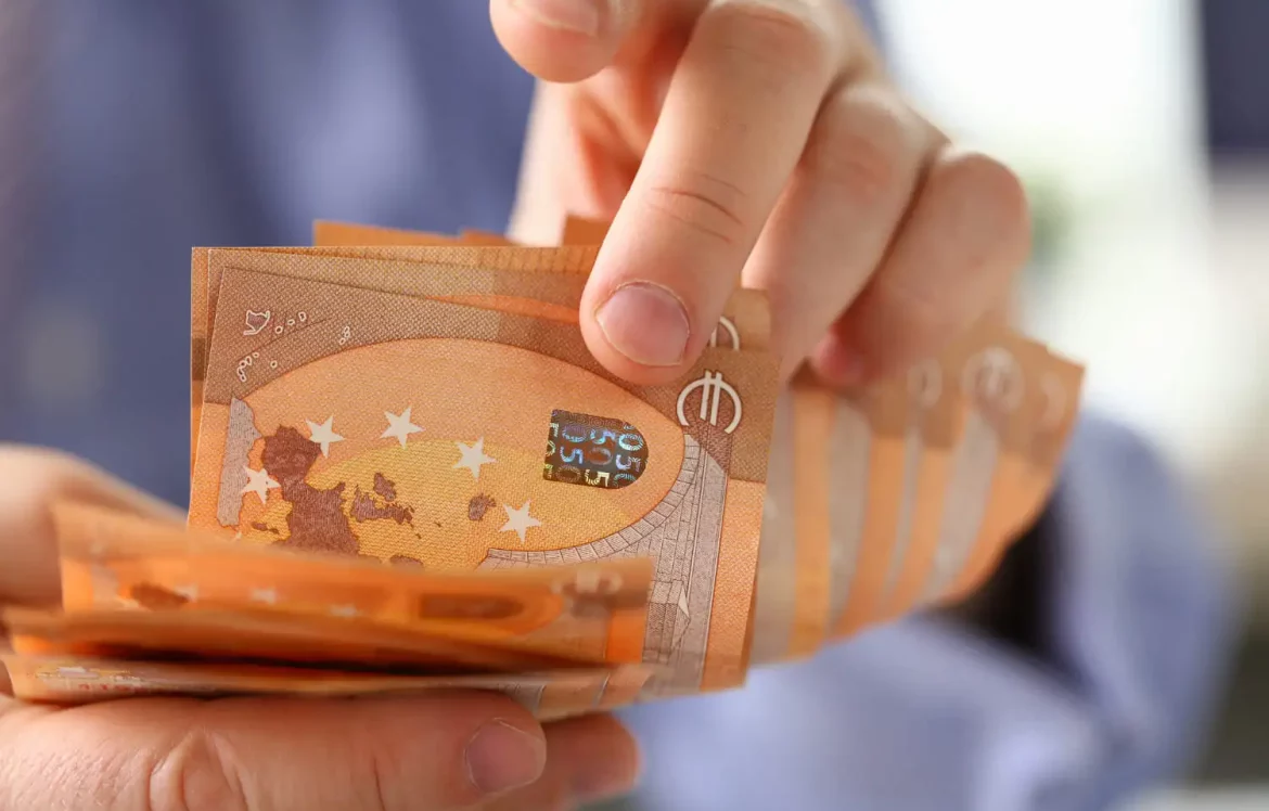 Compter des billets de 50 euros entre ses mains