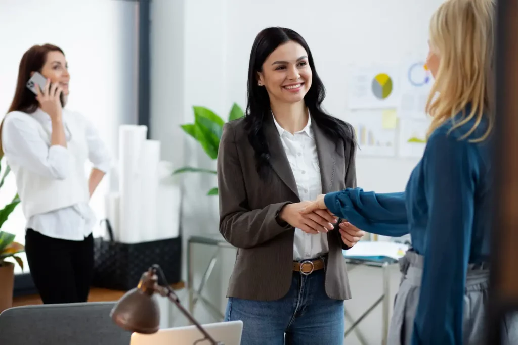 Une jeune alternant en que conseiller commercial négocie et trouve un accord avec un client