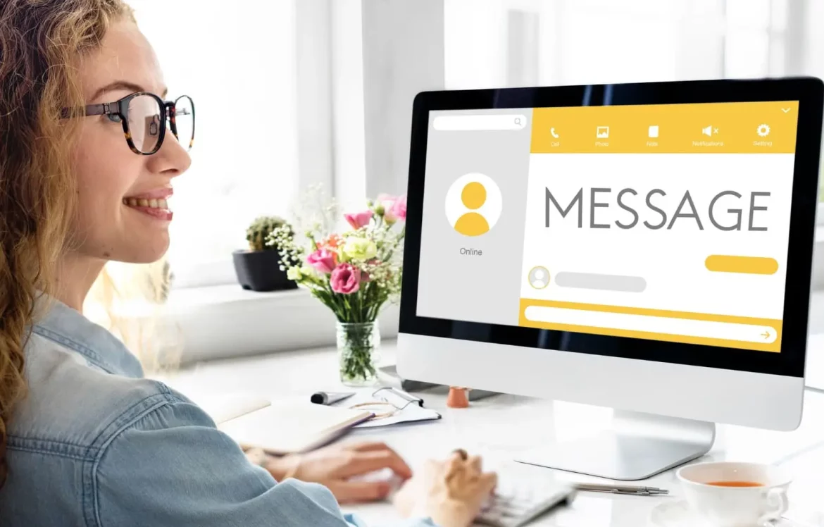 Une femme devant l'écran de son ordinateur portable qui affiche des messages