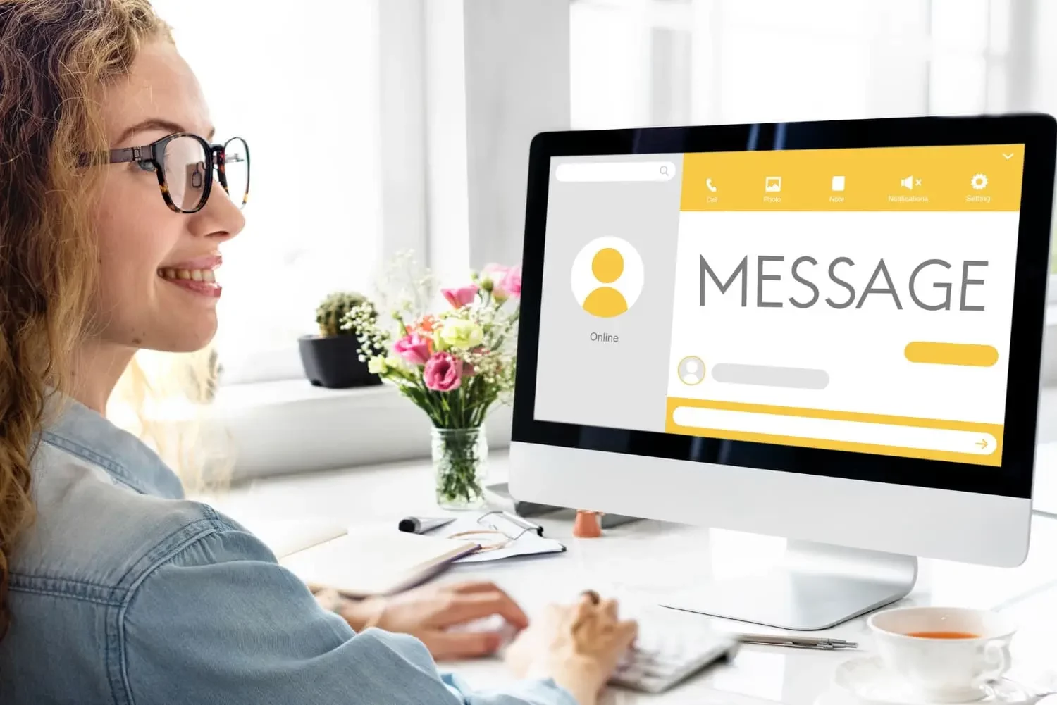 Une femme devant l'écran de son ordinateur portable qui affiche des messages
