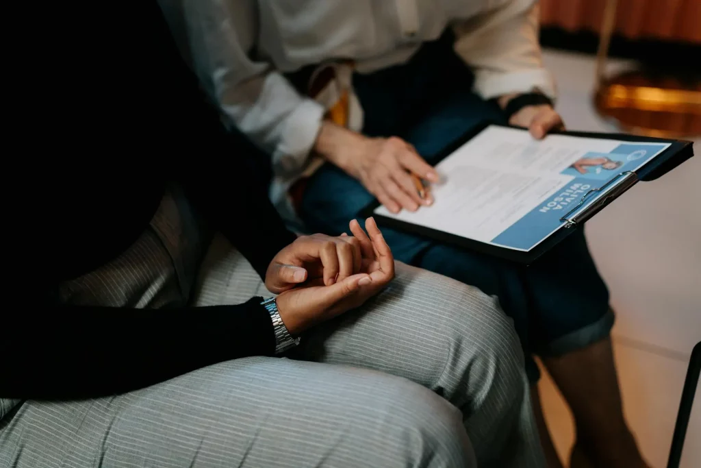 Une alternante accompagnée lors de sa candidature pour un poste à l'étranger