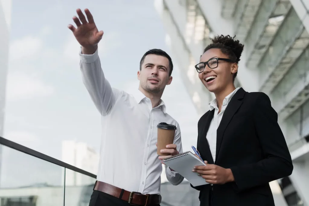 Une alternante qui discute avec son collaborateur sur son évolution de carrière