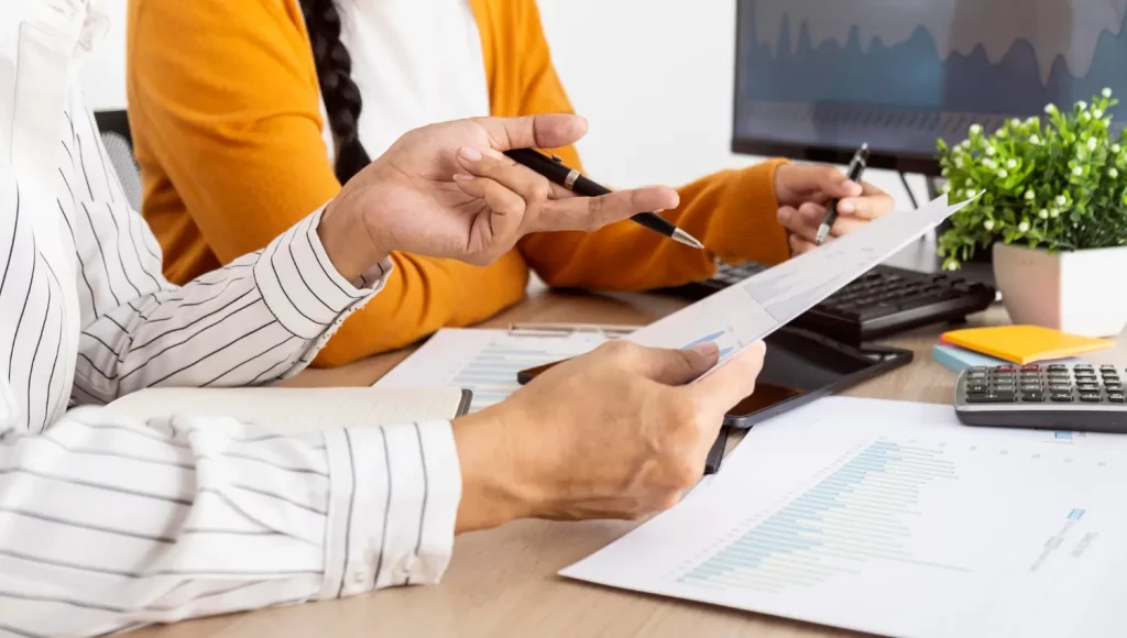 Un étudiant qui se fait accompagner dans sa formation assurance en alternance