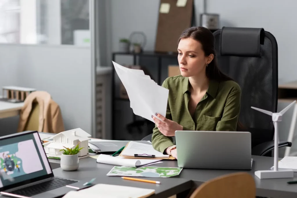 Une femme qui a obtenu un bon poste dans l'assurance en alternance