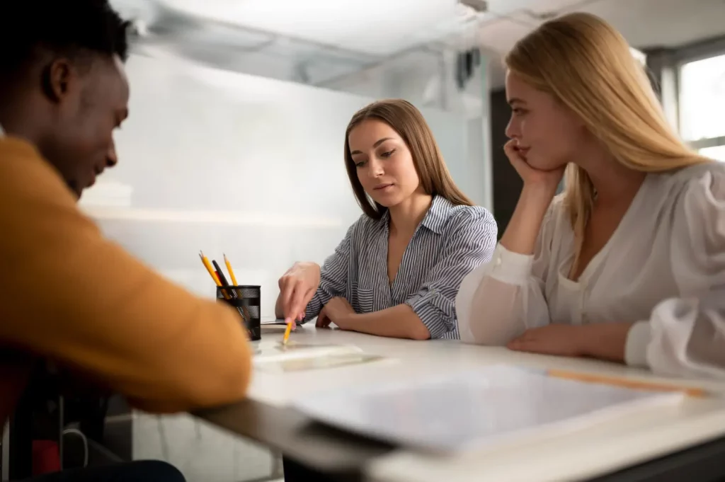 Des étudiants qui choisissent entre les différents métiers de l'assurance en alternance