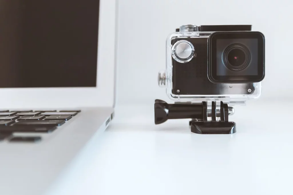 Un ordinateur et une caméra, importants pour un cv vidéo