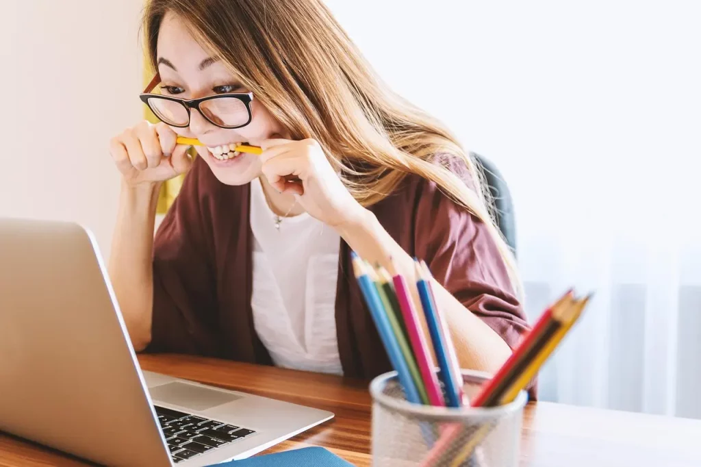 Une jeune femme prépare son cv vidéo