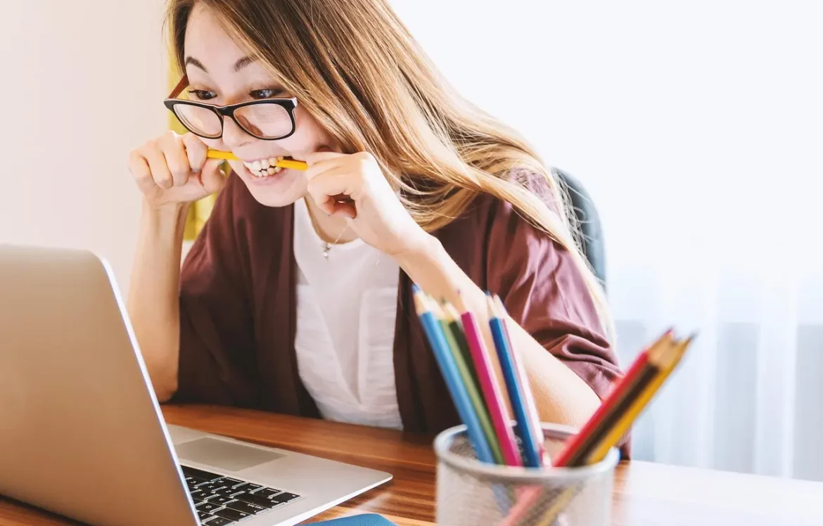Une jeune femme prépare son cv vidéo