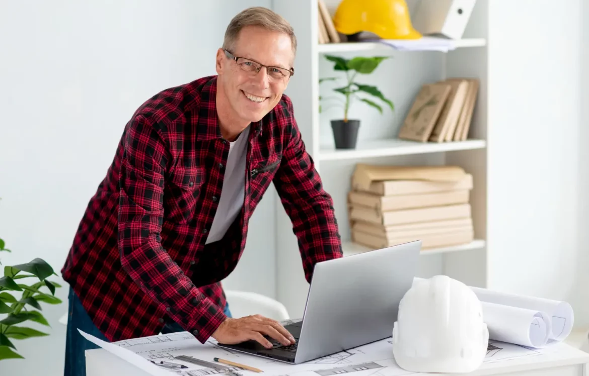 Un homme qui se projette dans sa reconversion professionnelle