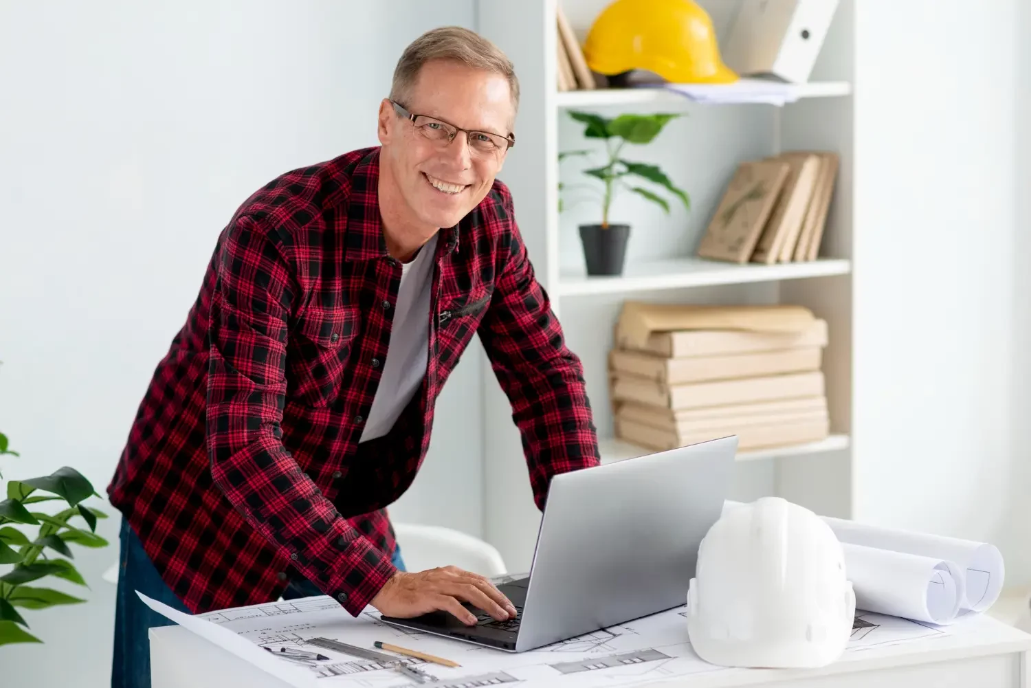 Un homme qui se projette dans sa reconversion professionnelle
