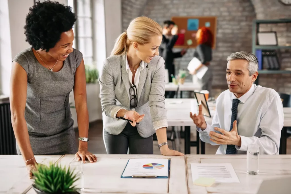 Trois personne qui discutent concernant la réussite de leur reconversion professionnelle