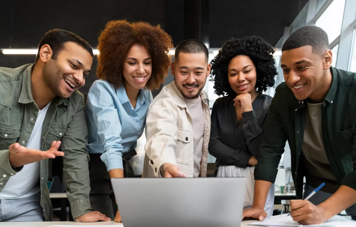 Des collègues qui construisent un réseau professionnel en alternance via le networking