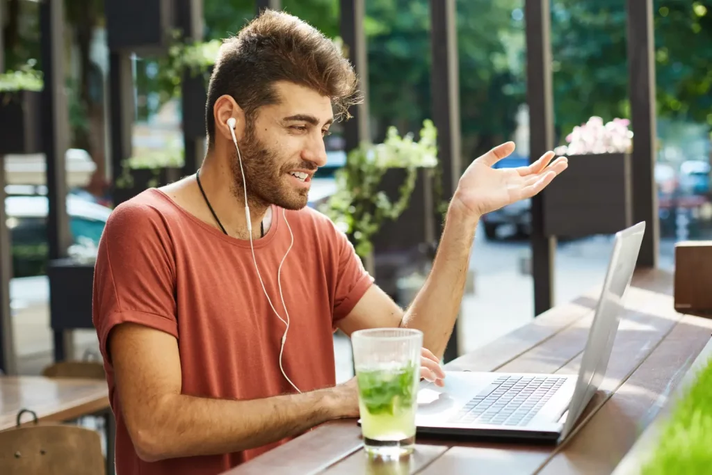 Un alternant travaillant dans le marketing digital
