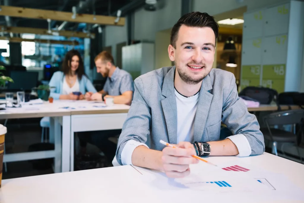 Alternant appréciant les avantages et le travail en équipe dans une grande entreprise