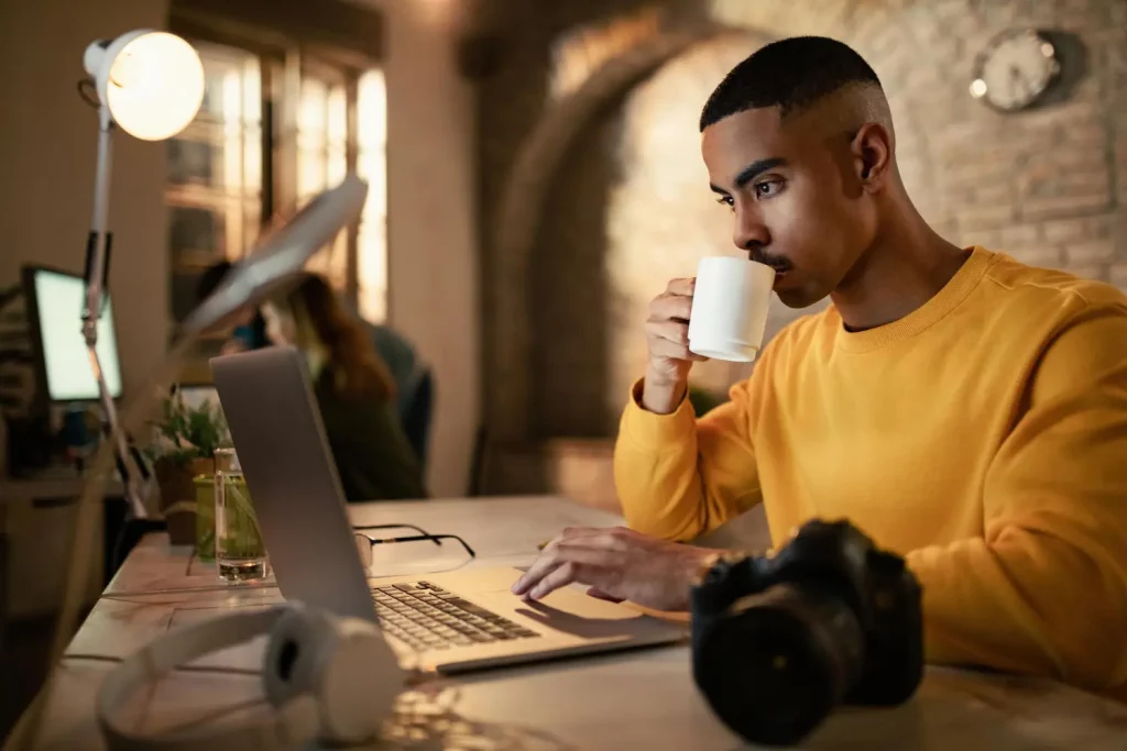 Un alternant concentré dans son projet de marketing digital