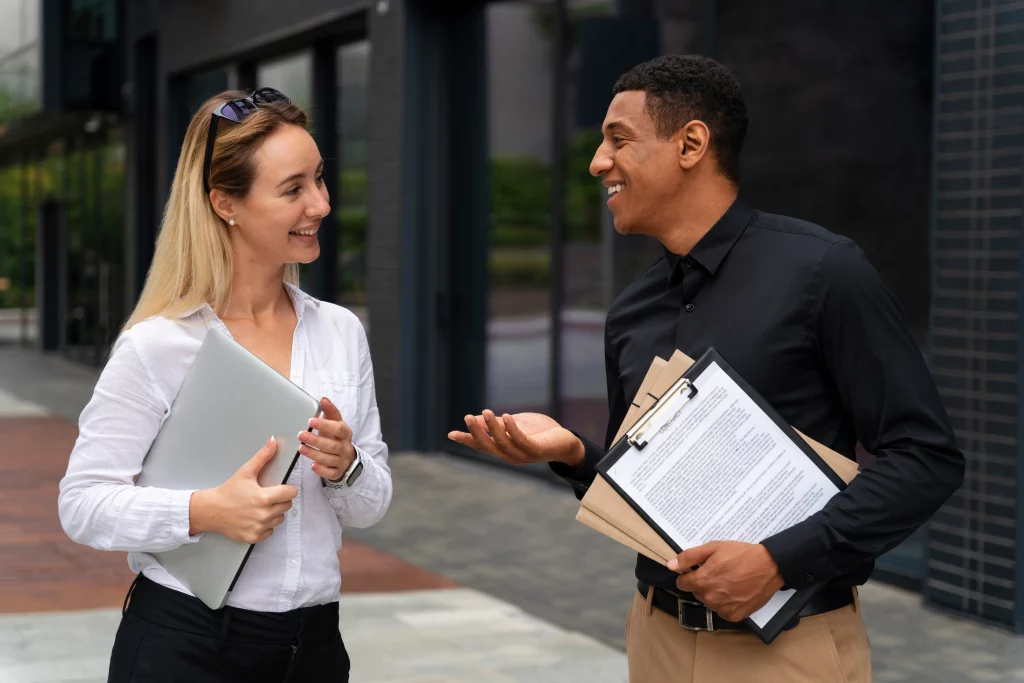 Un homme active son réseau professionnel suite à une alternance refusée