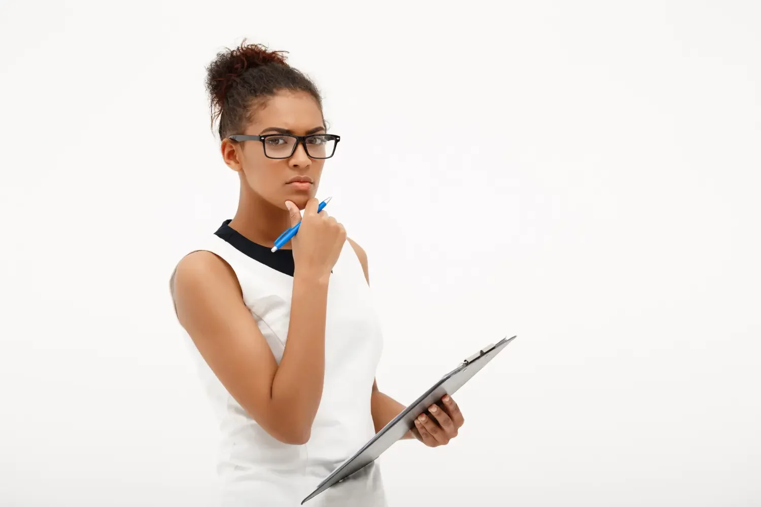 Une femme qui cherche des solutions suite à son alternance refusée